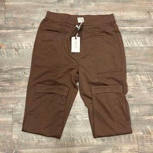 Athens woman’s cuffed chinos